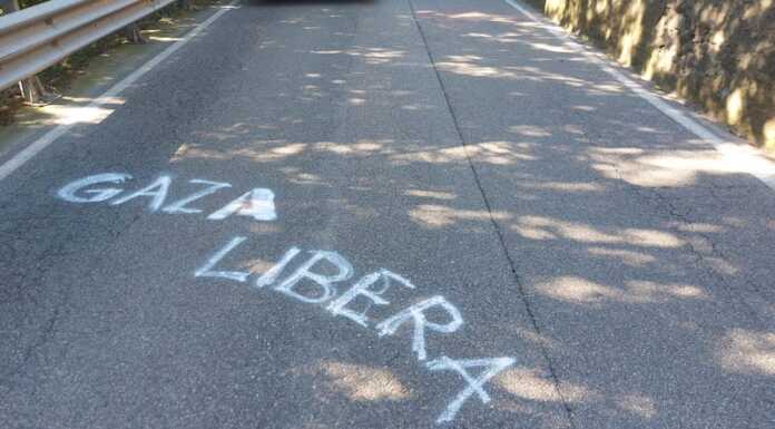 Pescate. Scritte ‘Free Gaza’ sulla provinciale dove passa il Giro, il sindaco le fa rimuovere