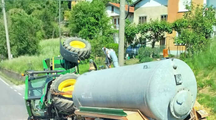 Paura a Calco: trattore con rimorchio fuori strada trattore calco