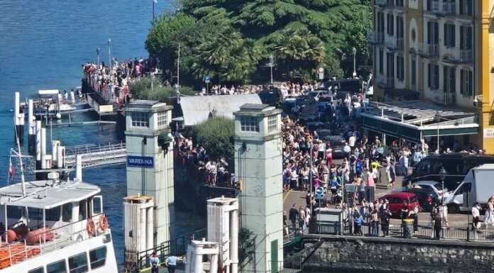 Caos turismo a Varenna. Lunghe code e la stazione presa d’assalto: “Così ci si perde la bellezza”