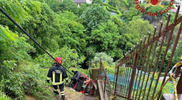 Finisce con l’auto in una scarpata in via ai Poggi, soccorso un 82enne