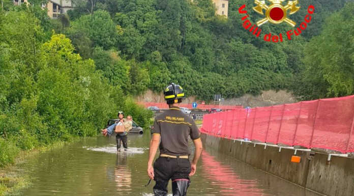 SS36. Allagato lo svincolo di Suello, persone bloccate nelle auto