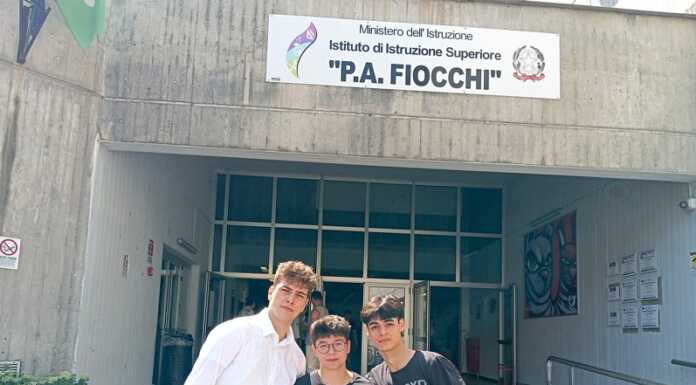 Lecco. Tra spumante, fiori e coriandoli primi epiloghi di maturità Esami orali maturità Fiocchi Bertacchi