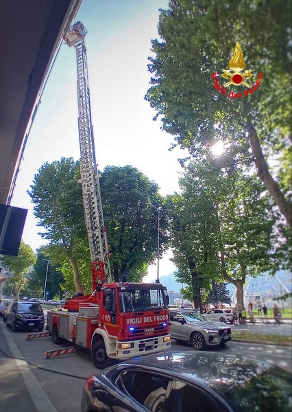 Incendio balcone Lecco vigili del fuoco