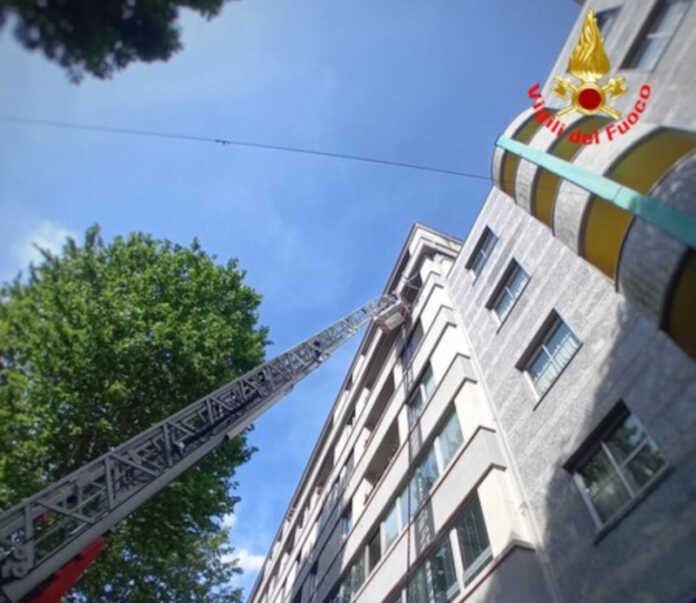 Incendio balcone Lecco vigili del fuoco