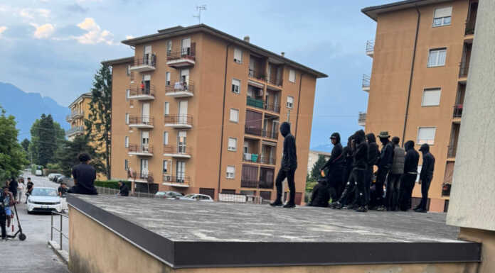 Video rap con 30 giovani a volto coperto in via Matteotti a Oggiono, intervengono i Carabinieri I ragazzi durante le riprese del video sul tetto di un garage