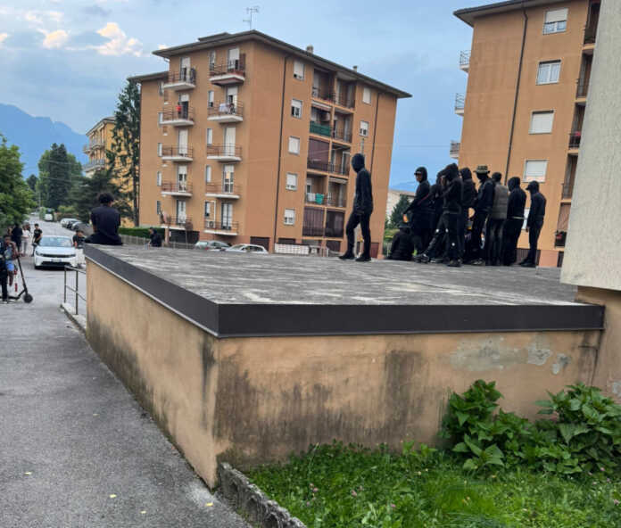 7 giugno oggiono (2) I ragazzi durante le riprese del video sul tetto di un garage