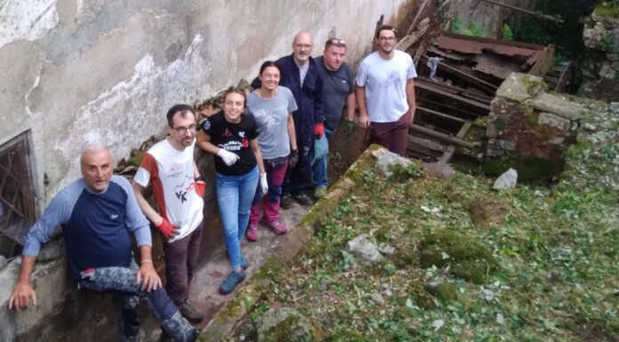 Officina Gerenzone al lavoro per ripulire la storica ruota della trafileria Sacchi Officina gerenzone