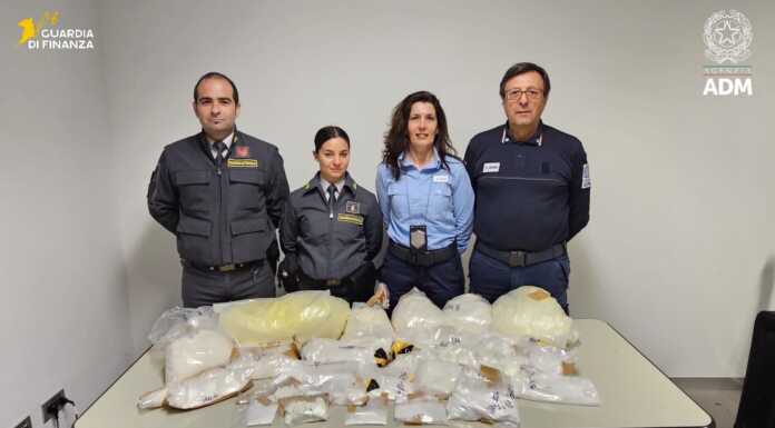 Aeroporto di Linate, sequestrati 2,6 kg di cocaina: arrestati due corrieri GDF cocaina