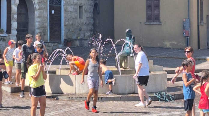 Imbersago, il palio dei colori si conferma un successo e vince anche il caldo torrido Imbersago palio colori