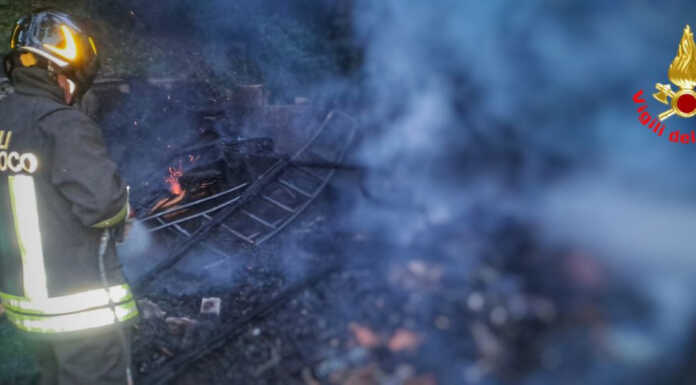 Ballabio, a fuoco un capanno agricolo nel bosco sopra via Capratecchio
