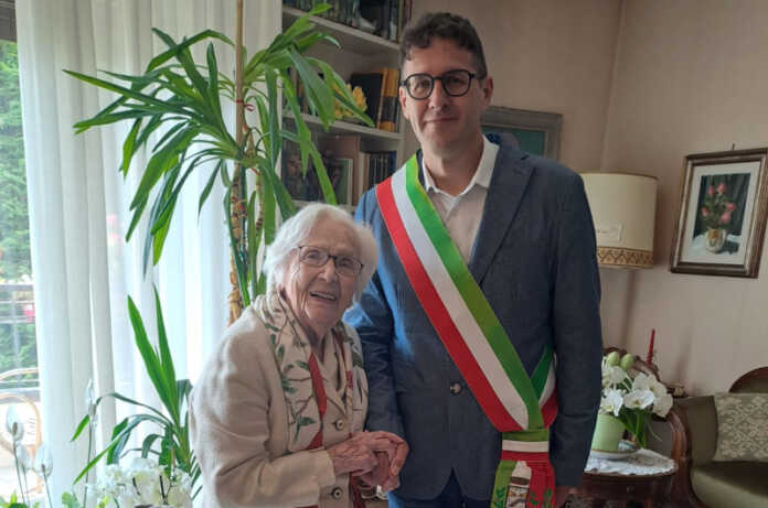 La maestra Maria Mauri e il sindaco Marco Passoni