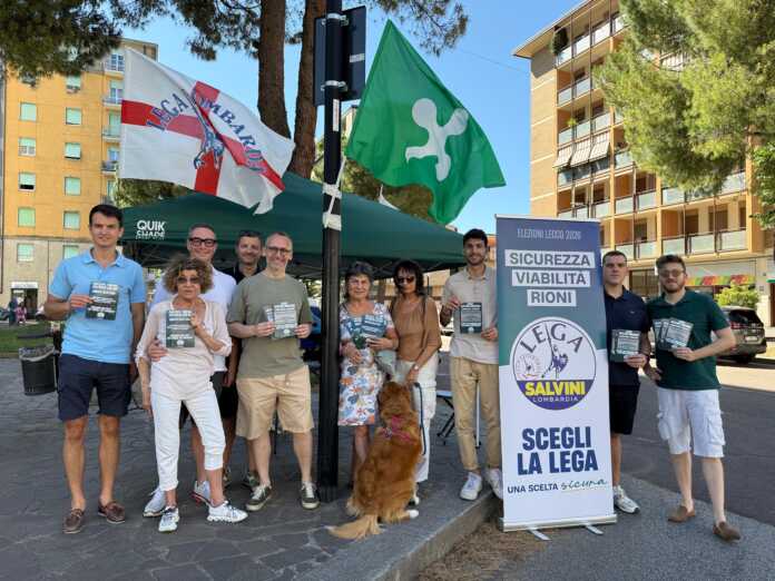 Il gazebo della Lega in Viale Turati prima tappa del tour di ascolto tra i rioni di Lecco