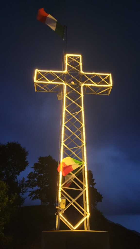 Magnodeno croce illuminata 2025