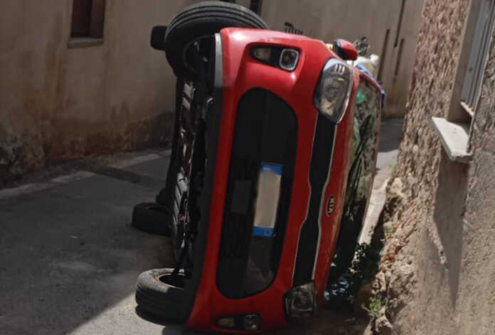 Merate_auto_ribaltata