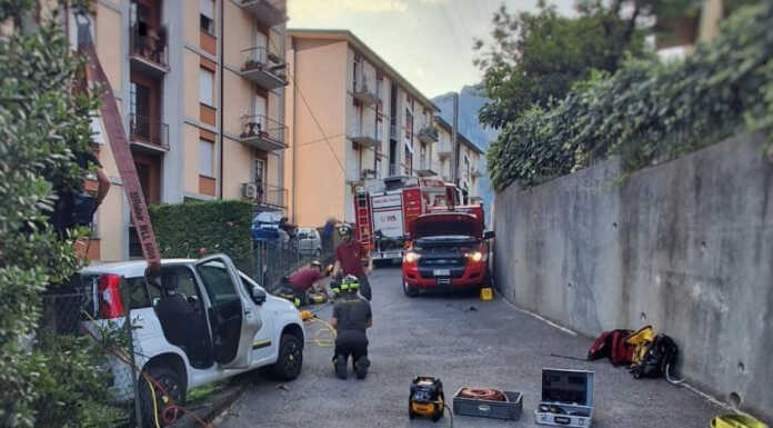 Vigili del Fuoco salvano auto in bilico contro un traliccio a Lecco