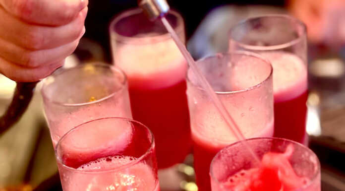 Milano risponde al carovita con ironia e spirito di adattamento: nasce il “poveritivo” aperitivo