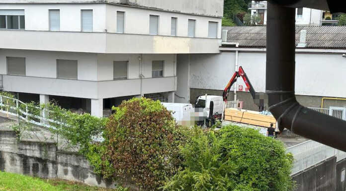 Rancio. Mezzi e operai nell’ex Vellutificio Redaelli: lavori al via?