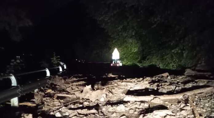 Frana sulla Lecco-Bellagio, la strada resta chiusa