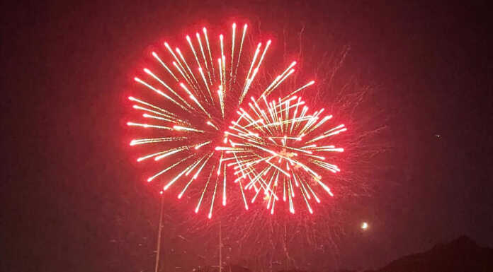 In tanti allo spettacolo pirotecnico che chiude la “Festa del Lago e della Montagna” fuochi lecco 2025