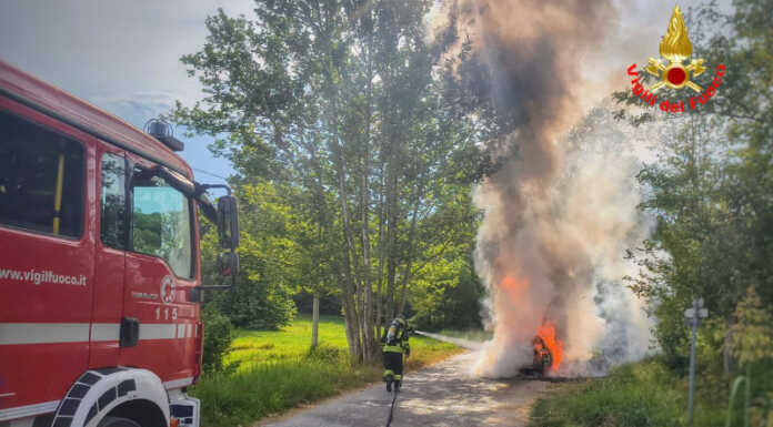 In fiamme un’auto a Bosisio Parini, intervento dei Vigili del Fuoco