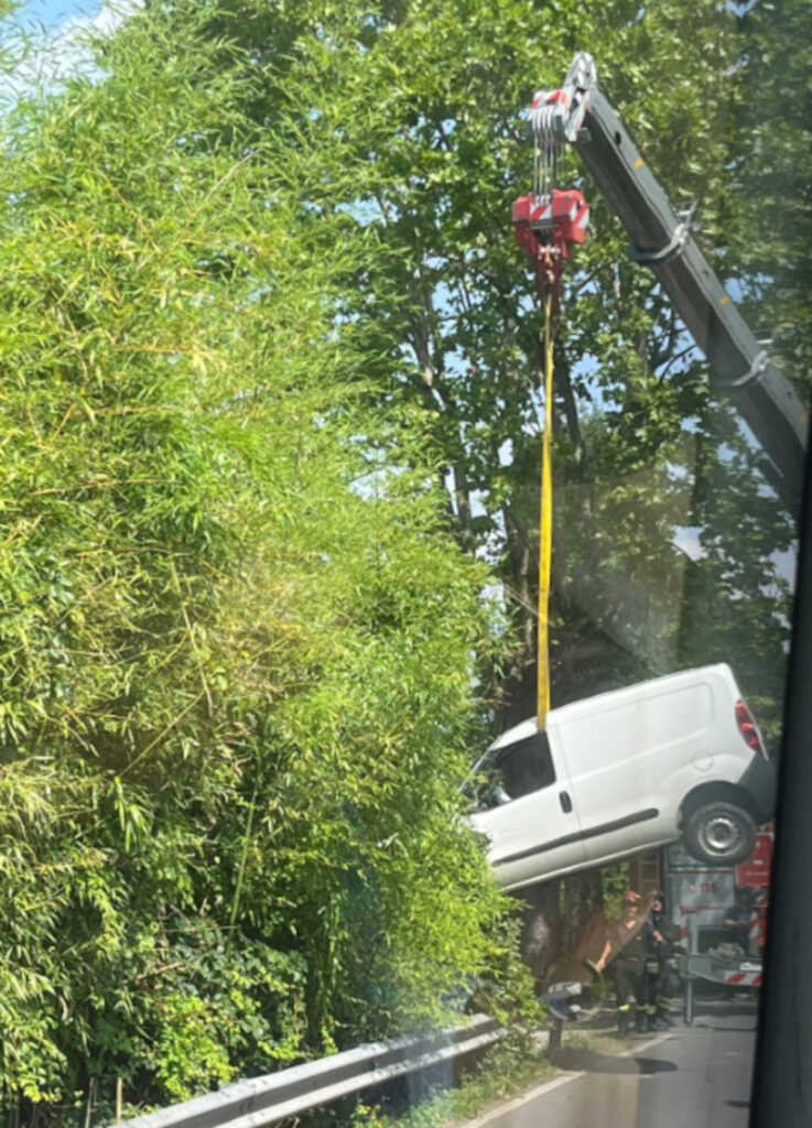 Abbadia Mandello incidente fuori strada