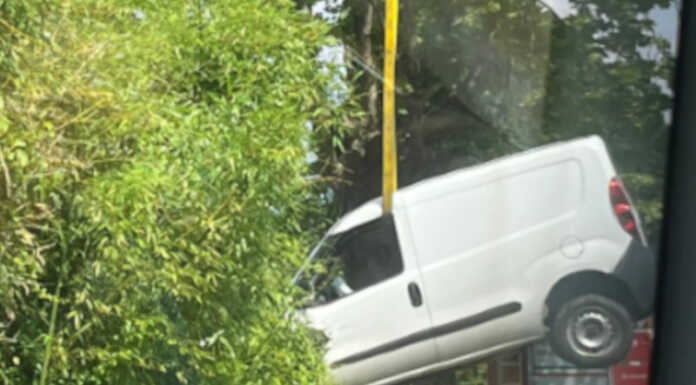 Incidente. Mezzo fuori strada tra Mandello e Abbadia, soccorsi al lavoro Abbadia Mandello incidente fuori strada