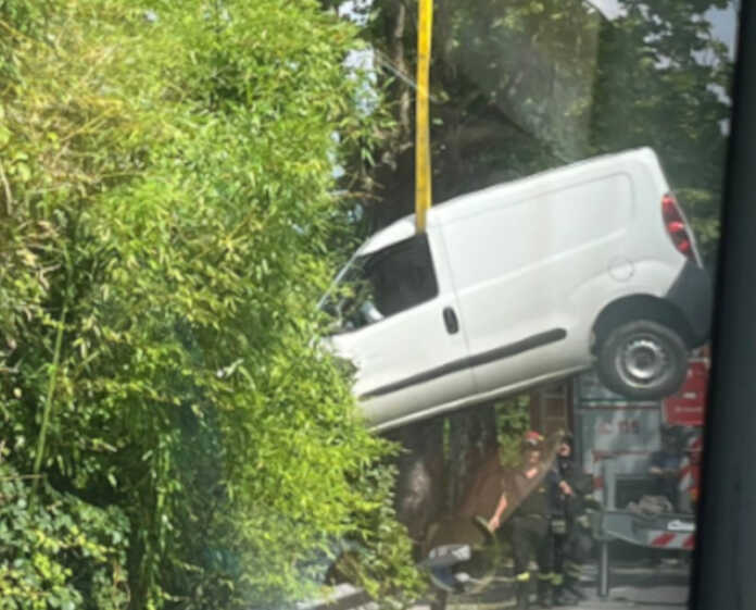 Abbadia Mandello incidente fuori strada
