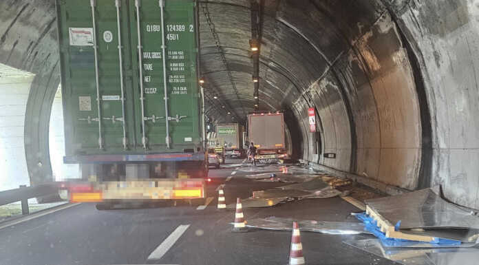 SS36. Tir perde il carico in galleria, lunghi incolonnamenti in direzione nord