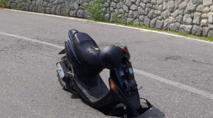 Carenno. Cede l’asfalto, motorino sprofonda nella buca motorino buca carenno