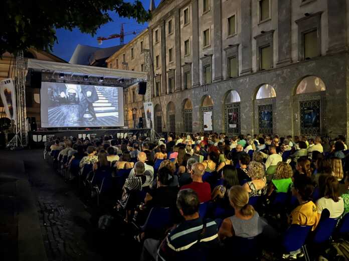 piazza e schermo archivio