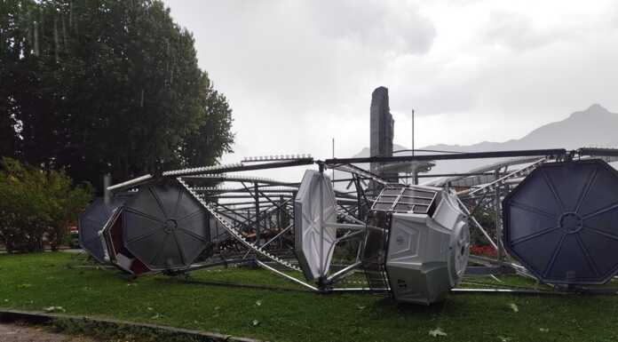 Maltempo e forti raffiche di vento, crolla la ruota panoramica di Lecco