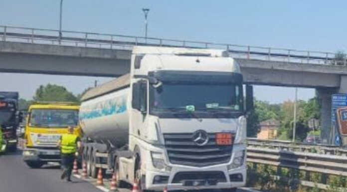 Incidente sulla SS36 in direzione Nord: furgone tampona camion carico di gas Il mezzo pesante adibito al trasporto di gas che è stato tamponato