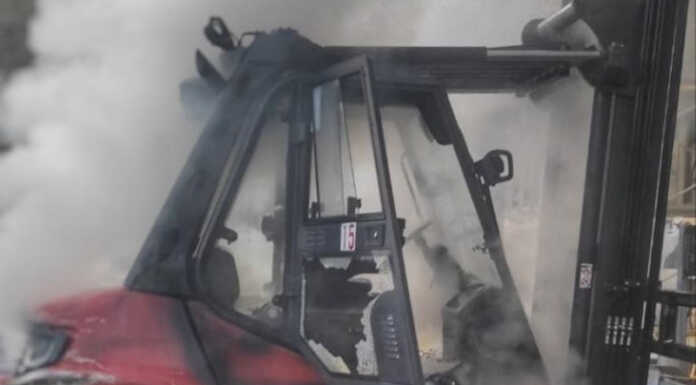 In fiamme un muletto, intervento dei Vigili del Fuoco a Calolzio