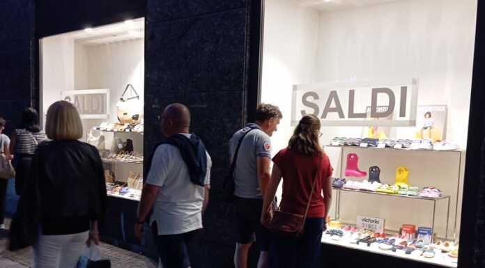 Primo giovedì di saldi per “Shopping di Sera”: in tanti a Lecco per fare acquisti Shopping di sera Confcommercio Lecco saldi