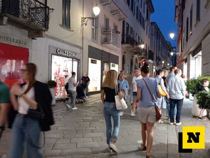 Shopping di sera Confcommercio Lecco saldi