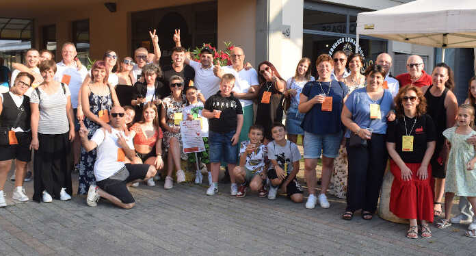 Cernusco, successo per l’aperitivo itinerante pro Fabio Sassi con i Bagai di binari