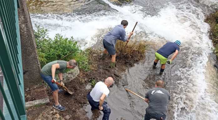 Un fiume di volontari al lavoro per rimettere in funzione la diga del Paradone