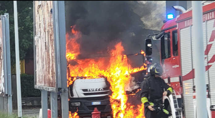 Lecco, camion prende fuoco in Viale Valsugana: intervento dei pompieri Lecco incendio camion viale valsugana