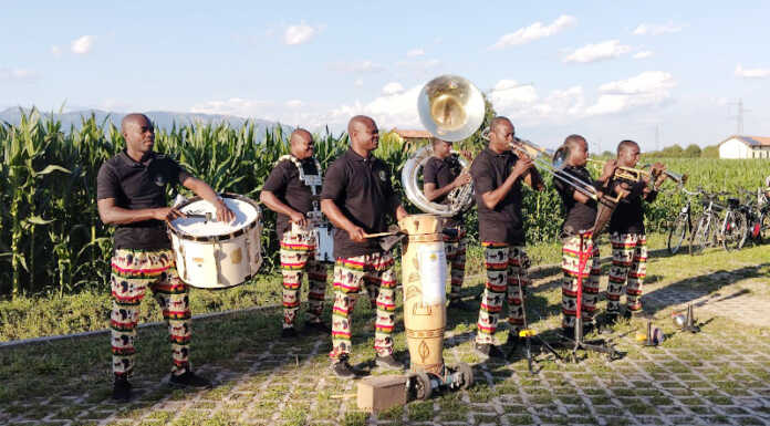 Osnago: che spettacolo la Fanfara d’Africa Olaitan alle Orane