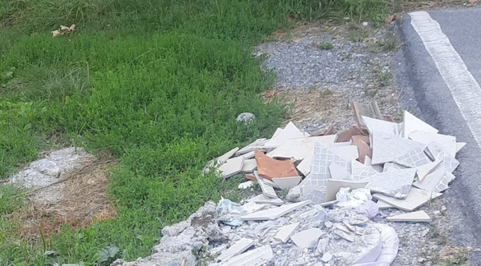 Airuno, volontari di PlastiFree al lavoro in via 1° Maggio