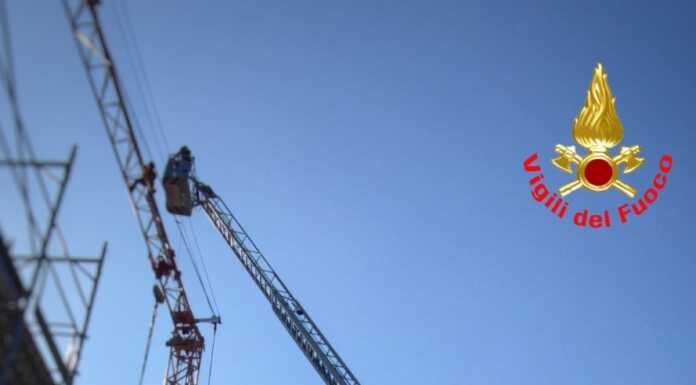 Annone. Operaio in cima a una gru, 3 ore di intervento per riportarlo a terra