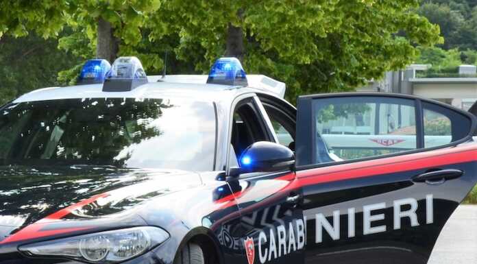 Scappa alla vista dei Carabinieri ma perde il borsello con dentro droga, soldi e un orologio di valore
