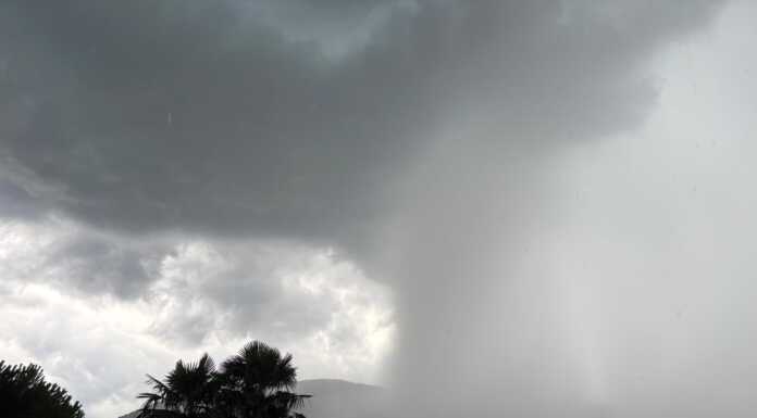 Nubifragio a Lecco e provincia, allagate strade e piazze Il cloudburst fotografato ad Abbadia Lariana