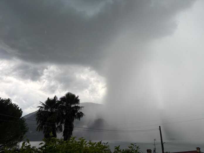 Il cloudburst fotografato ad Abbadia Lariana