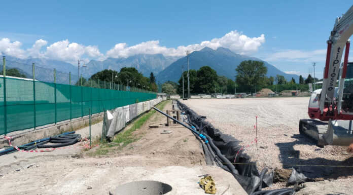 Colico. Proseguono i lavori per il nuovo manto in sintetico del campo di calcio