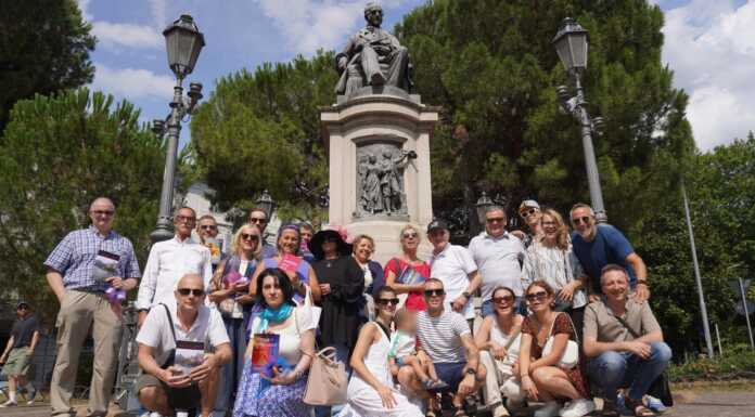 Lecco apre Incontemporanea 2025 con un abbraccio simbolico a Manzoni