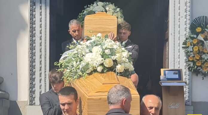 In tanti per l’addio a Maria Assunta e Alessandro, marito e moglie morti in un tragico incidente