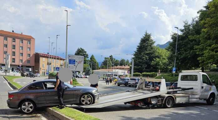 Incidente in via XI Febbraio, auto finisce fuori strada