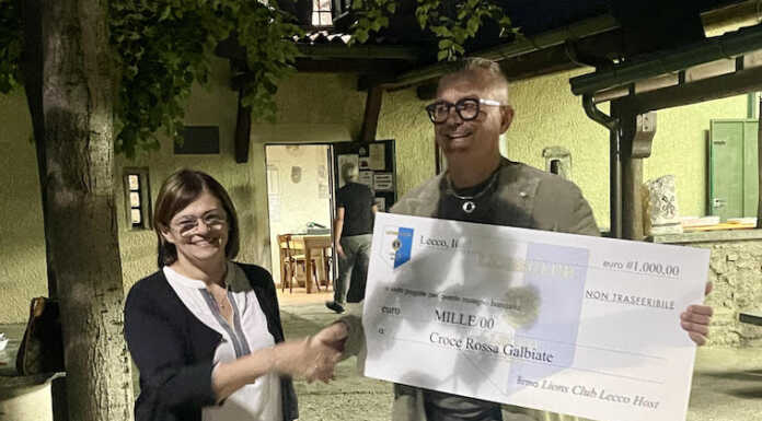 Lions Club Lecco, mille euro alla Cri Galbiate per l’acquisto di una barella