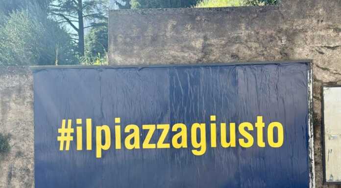 Verso le elezioni del 2026. Sui muri tornano i manifesti, questa volta per #ilpiazzagiusto